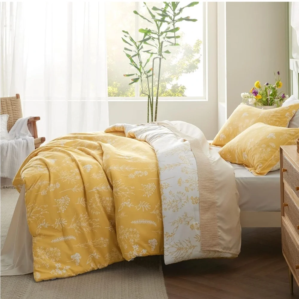 NWOT Twin XL Comforter & Pillow Sham (1) Yellow-Gold Print
